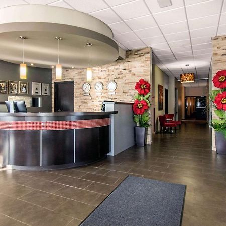 Econo Lodge Inn & Suites Saint Apollinaire Esterno foto
