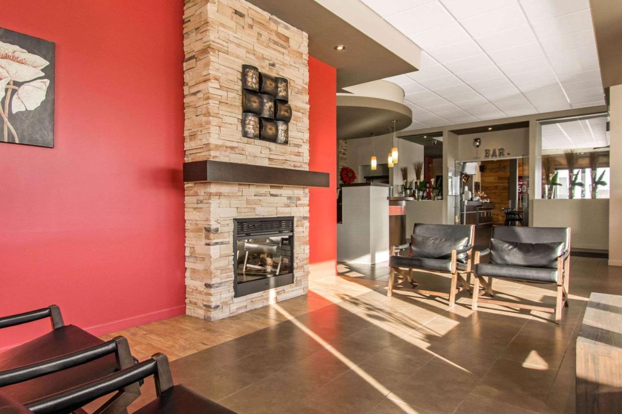 Econo Lodge Inn & Suites Saint Apollinaire Esterno foto