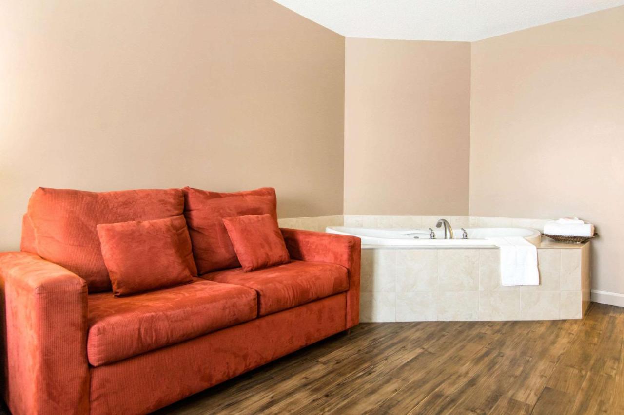 Econo Lodge Inn & Suites Saint Apollinaire Esterno foto