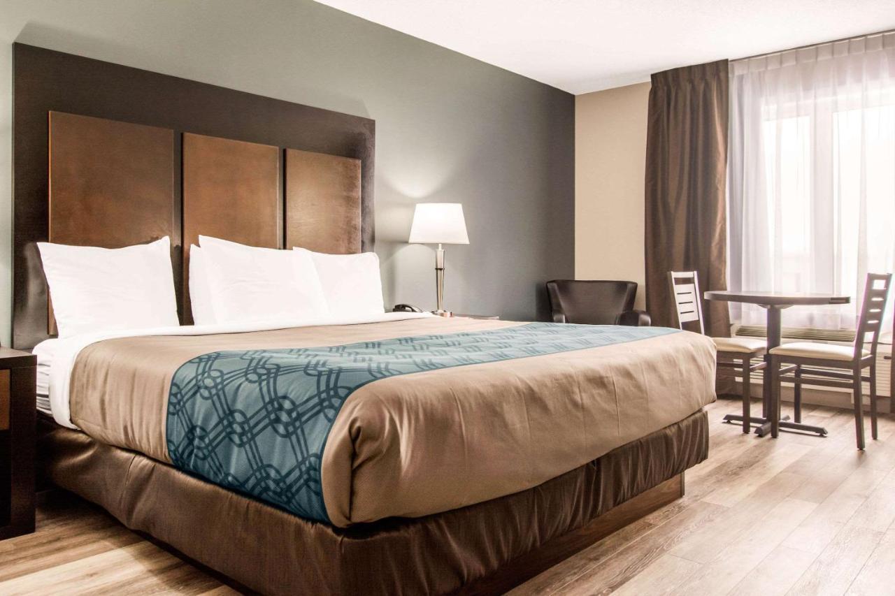 Econo Lodge Inn & Suites Saint Apollinaire Esterno foto