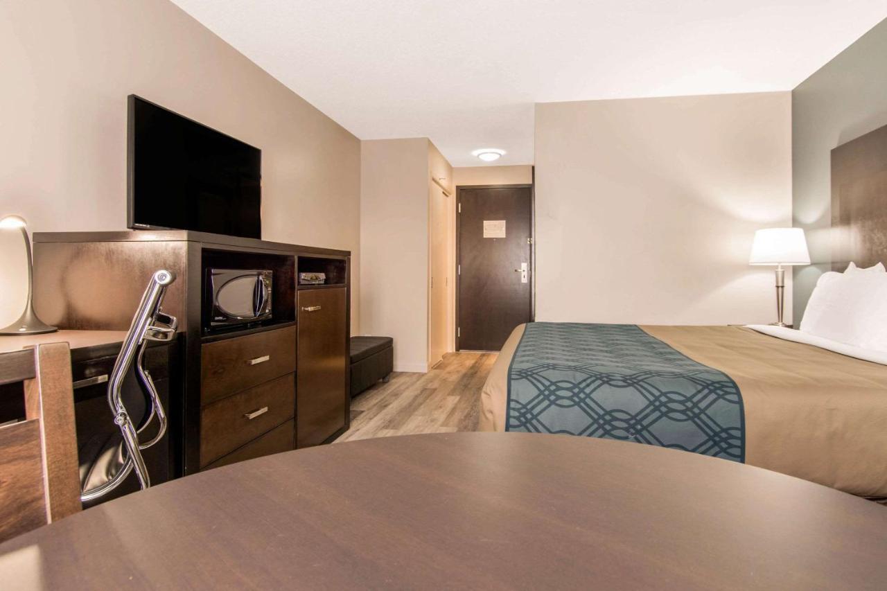 Econo Lodge Inn & Suites Saint Apollinaire Esterno foto