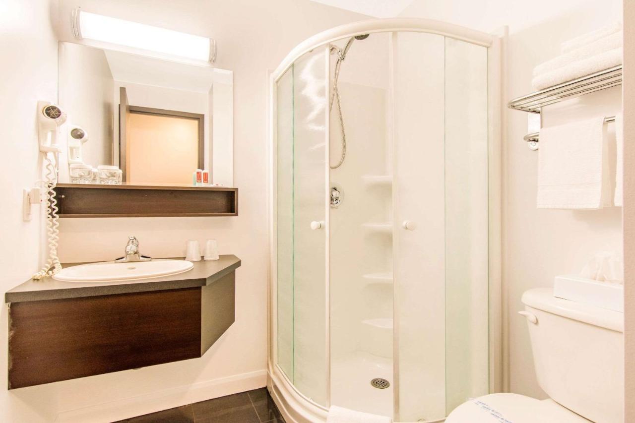 Econo Lodge Inn & Suites Saint Apollinaire Esterno foto