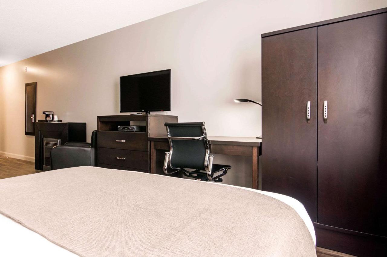 Econo Lodge Inn & Suites Saint Apollinaire Esterno foto