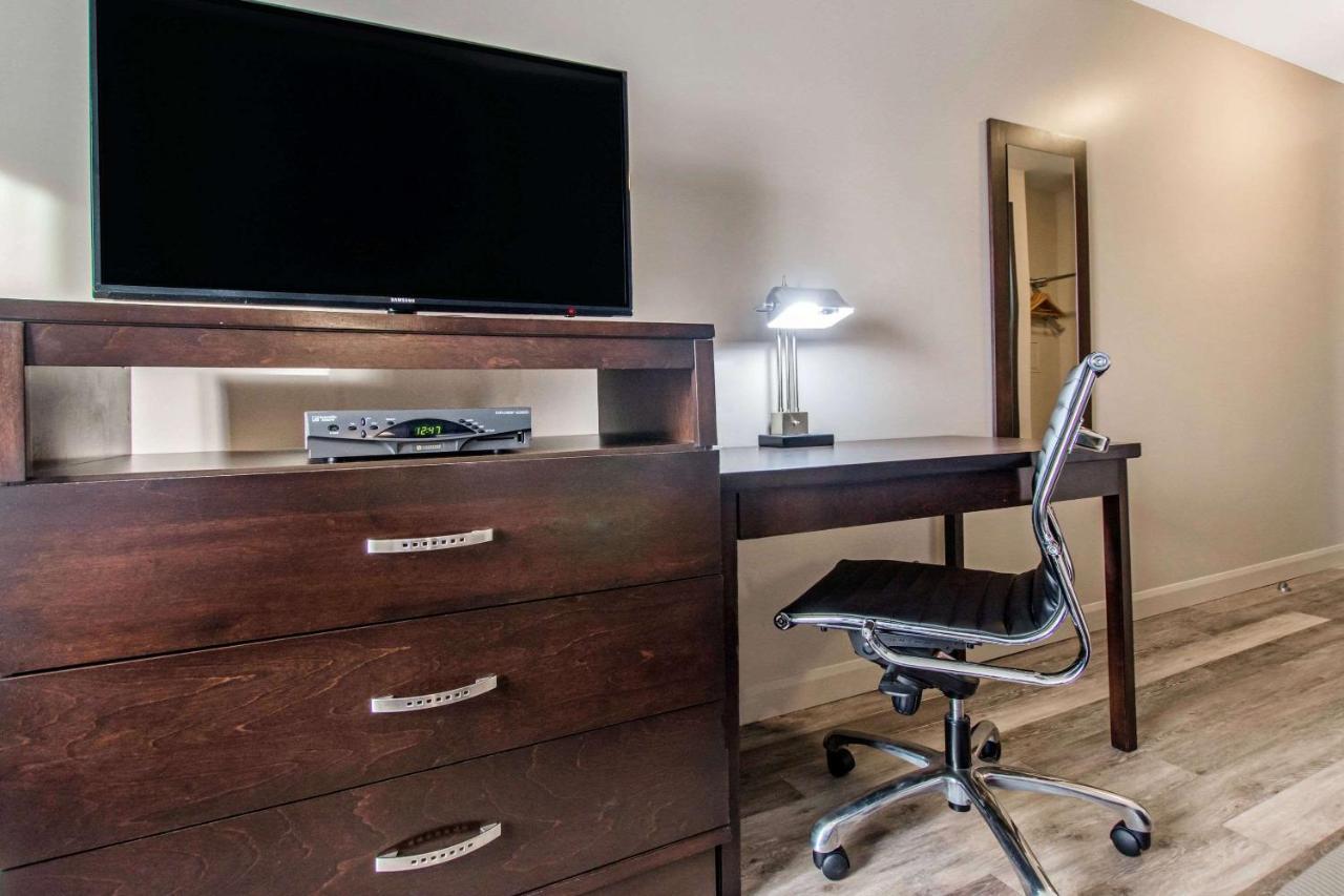 Econo Lodge Inn & Suites Saint Apollinaire Esterno foto