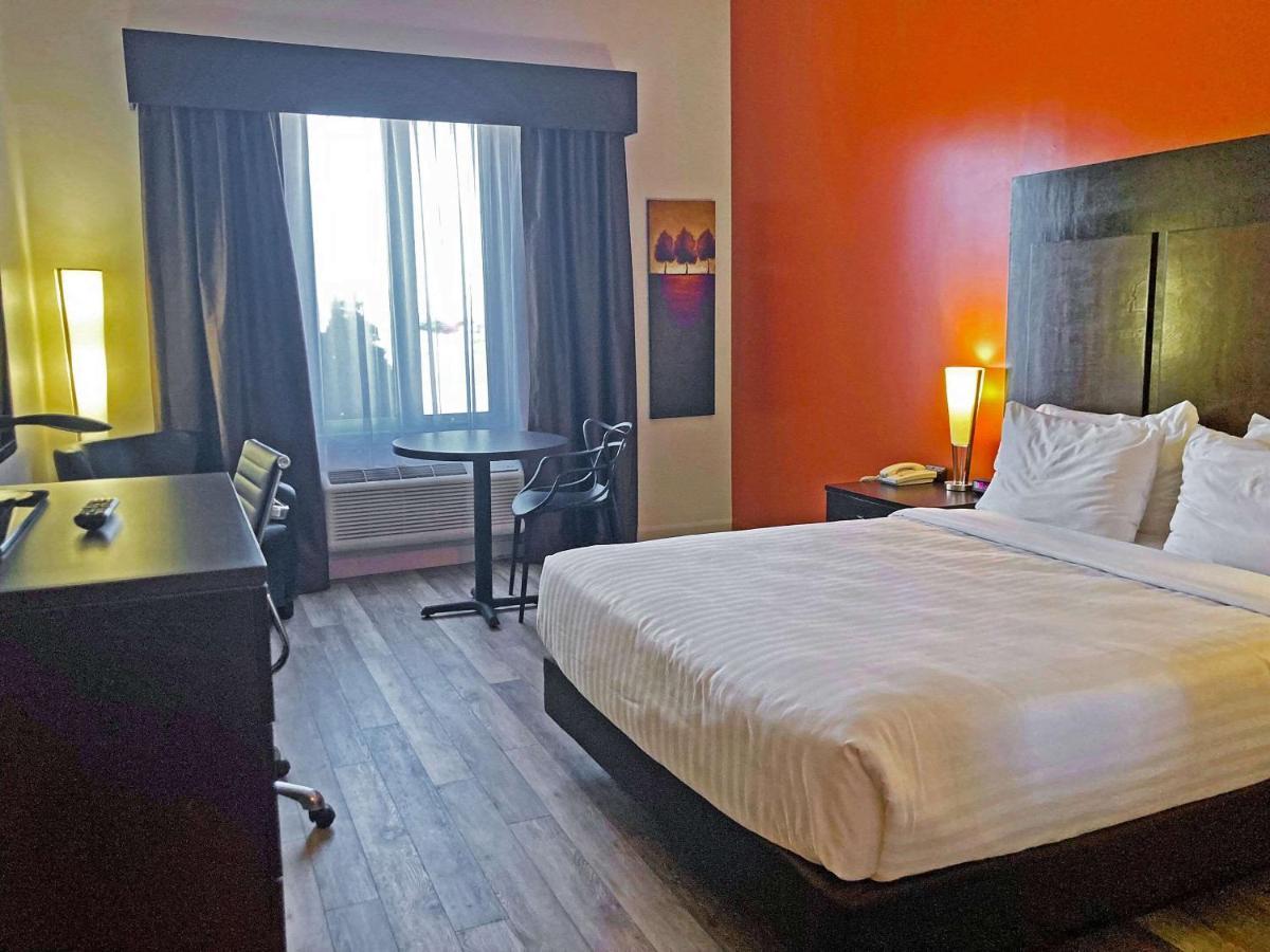 Econo Lodge Inn & Suites Saint Apollinaire Esterno foto
