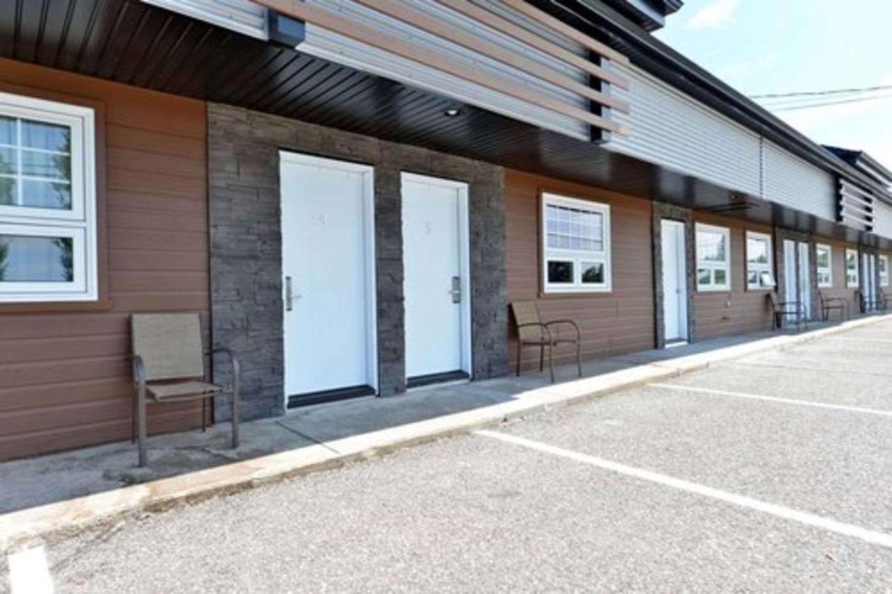 Econo Lodge Inn & Suites Saint Apollinaire Esterno foto