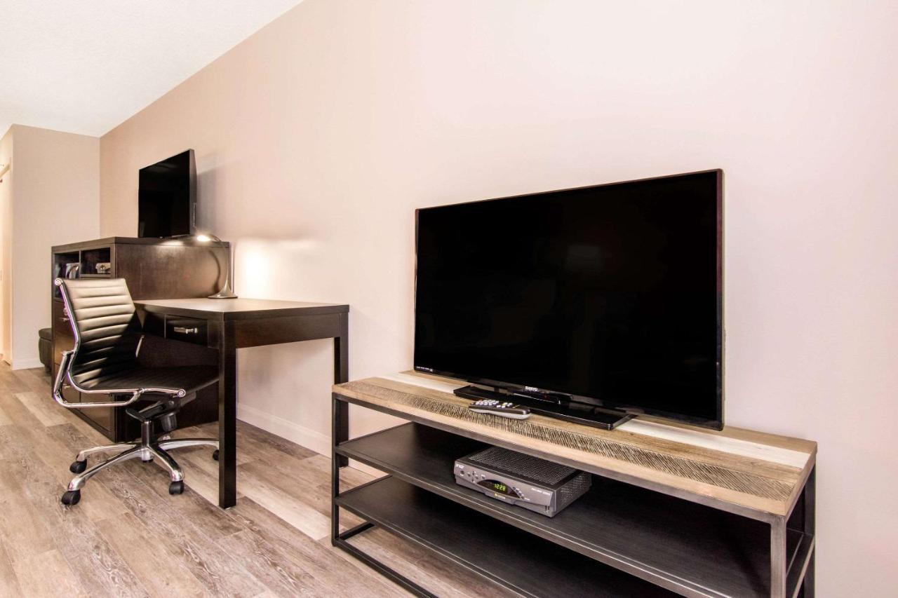 Econo Lodge Inn & Suites Saint Apollinaire Esterno foto