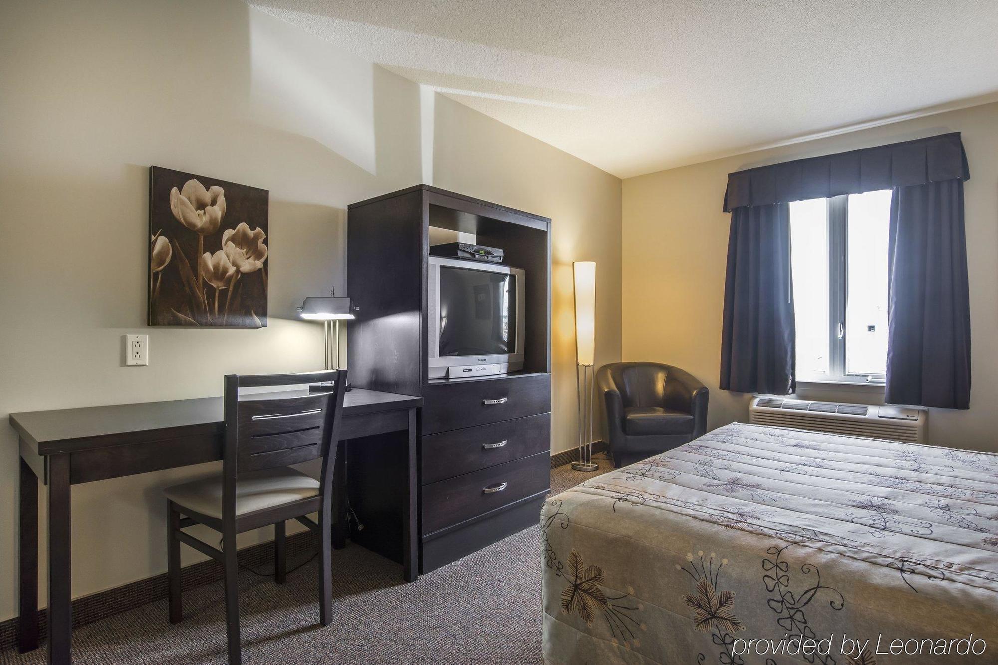Econo Lodge Inn & Suites Saint Apollinaire Esterno foto