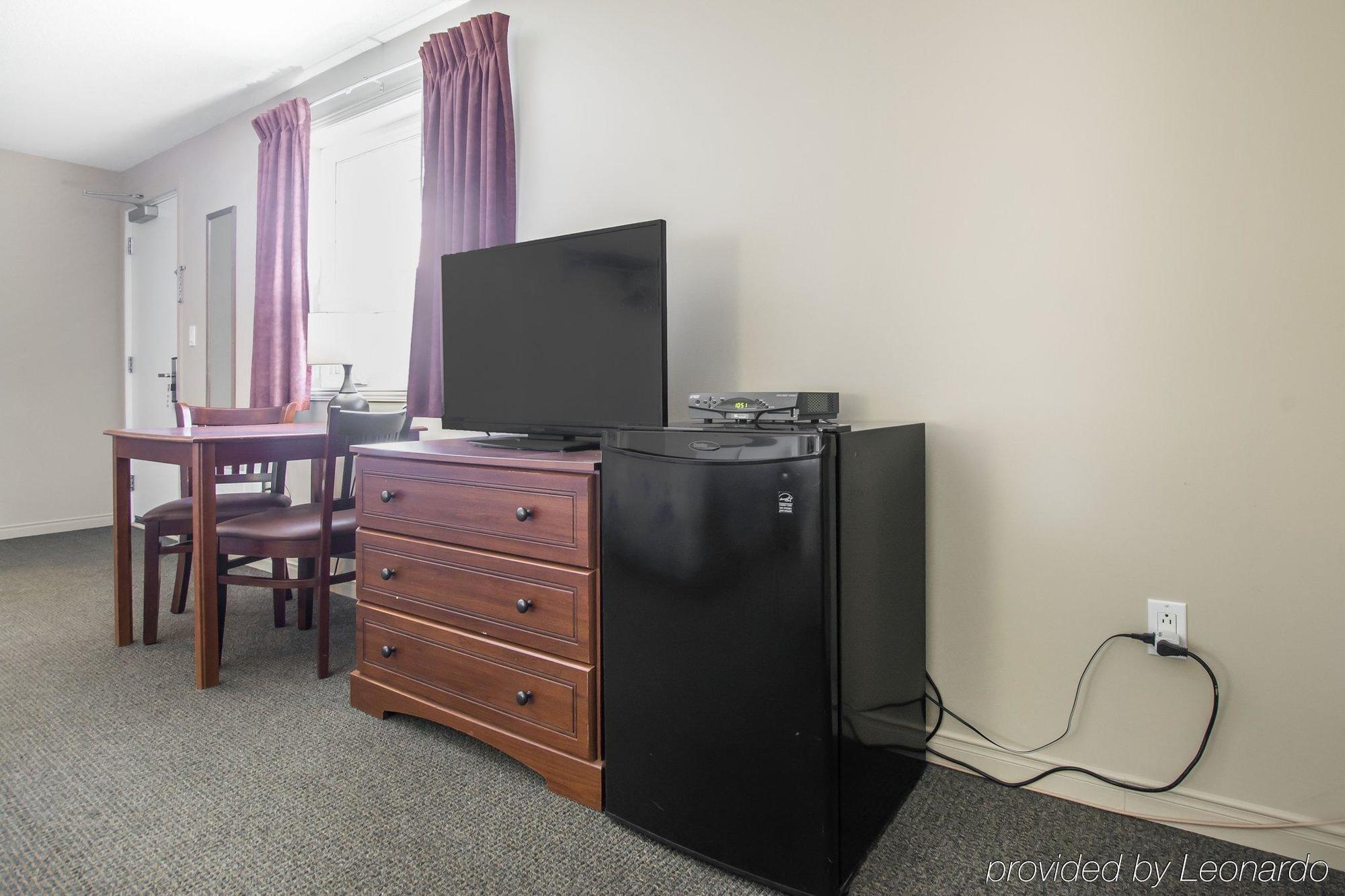 Econo Lodge Inn & Suites Saint Apollinaire Esterno foto