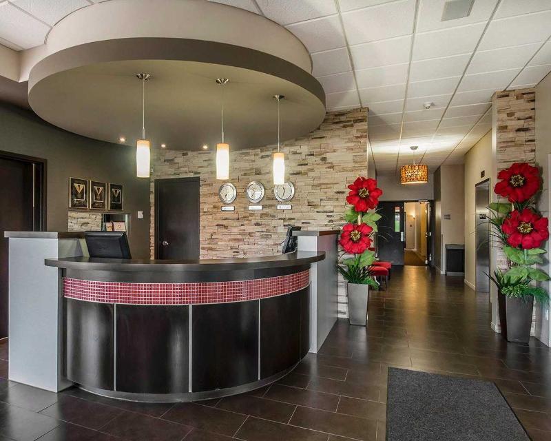 Econo Lodge Inn & Suites Saint Apollinaire Esterno foto