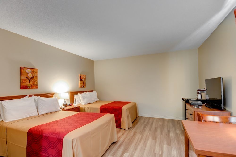 Econo Lodge Inn & Suites Saint Apollinaire Esterno foto