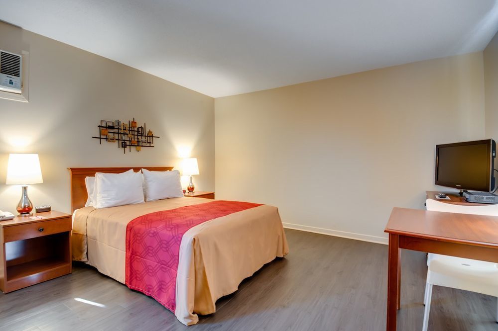 Econo Lodge Inn & Suites Saint Apollinaire Esterno foto