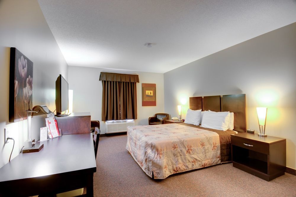 Econo Lodge Inn & Suites Saint Apollinaire Esterno foto