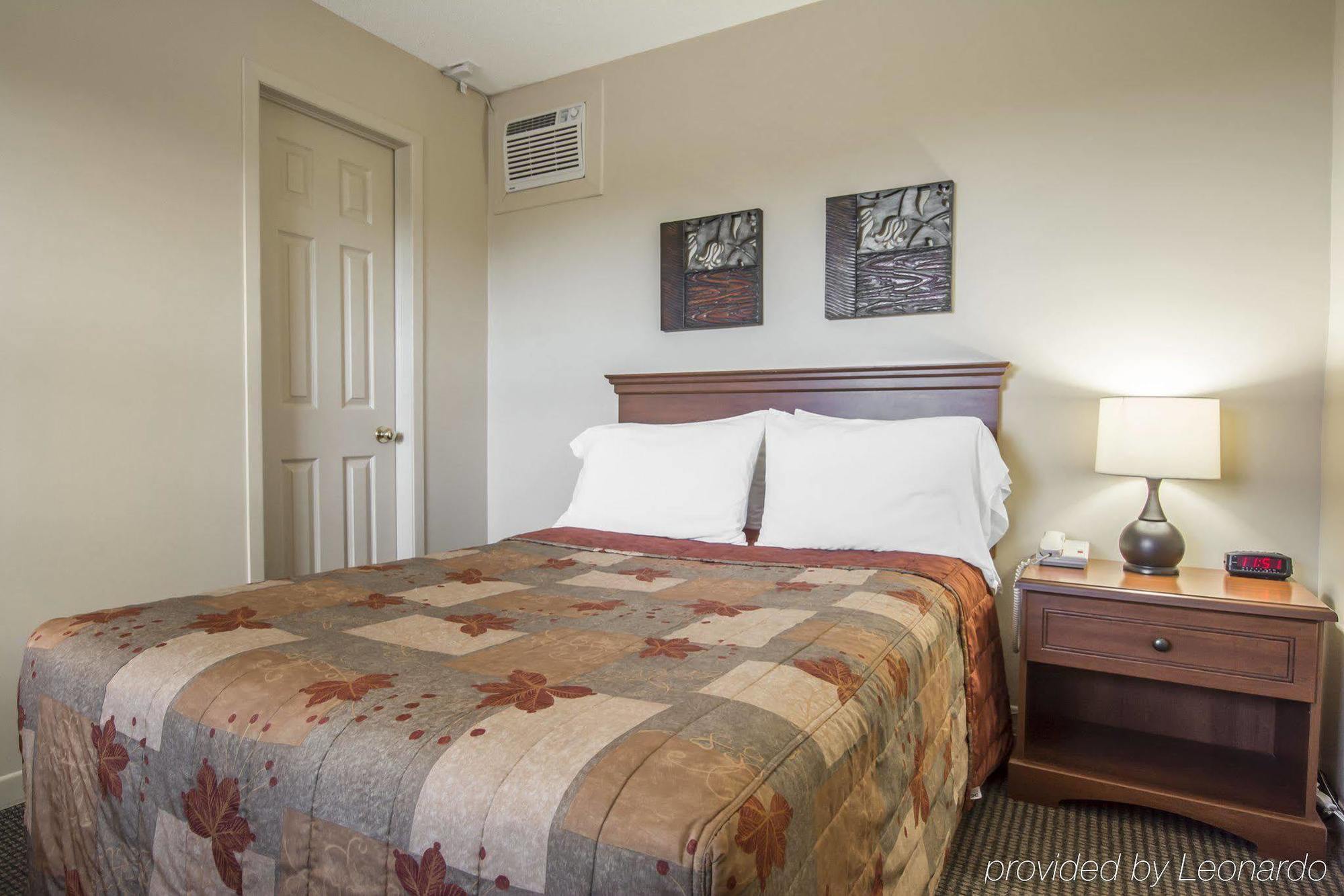 Econo Lodge Inn & Suites Saint Apollinaire Esterno foto