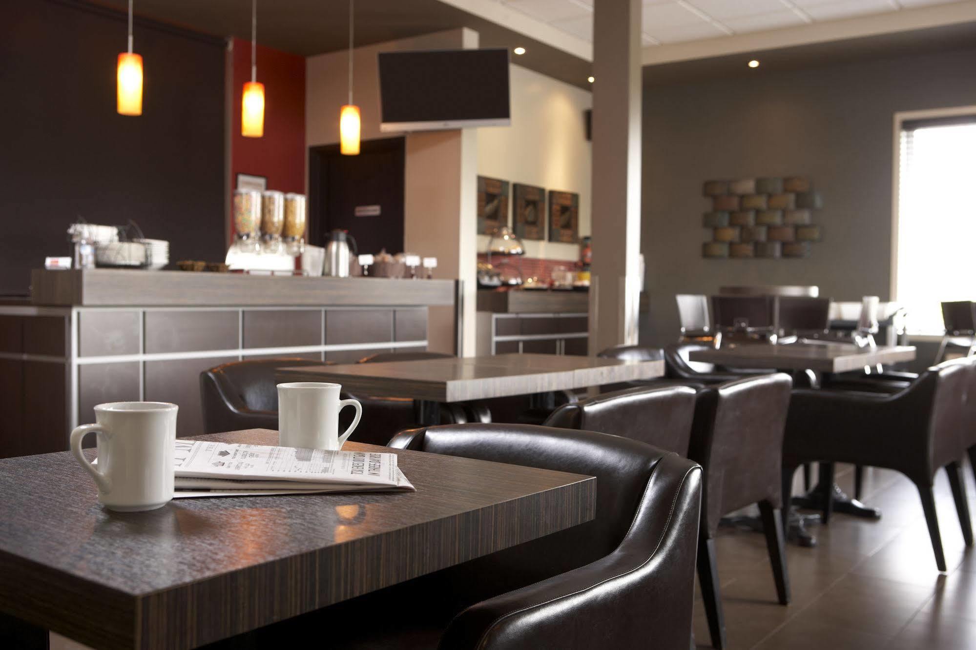 Econo Lodge Inn & Suites Saint Apollinaire Esterno foto
