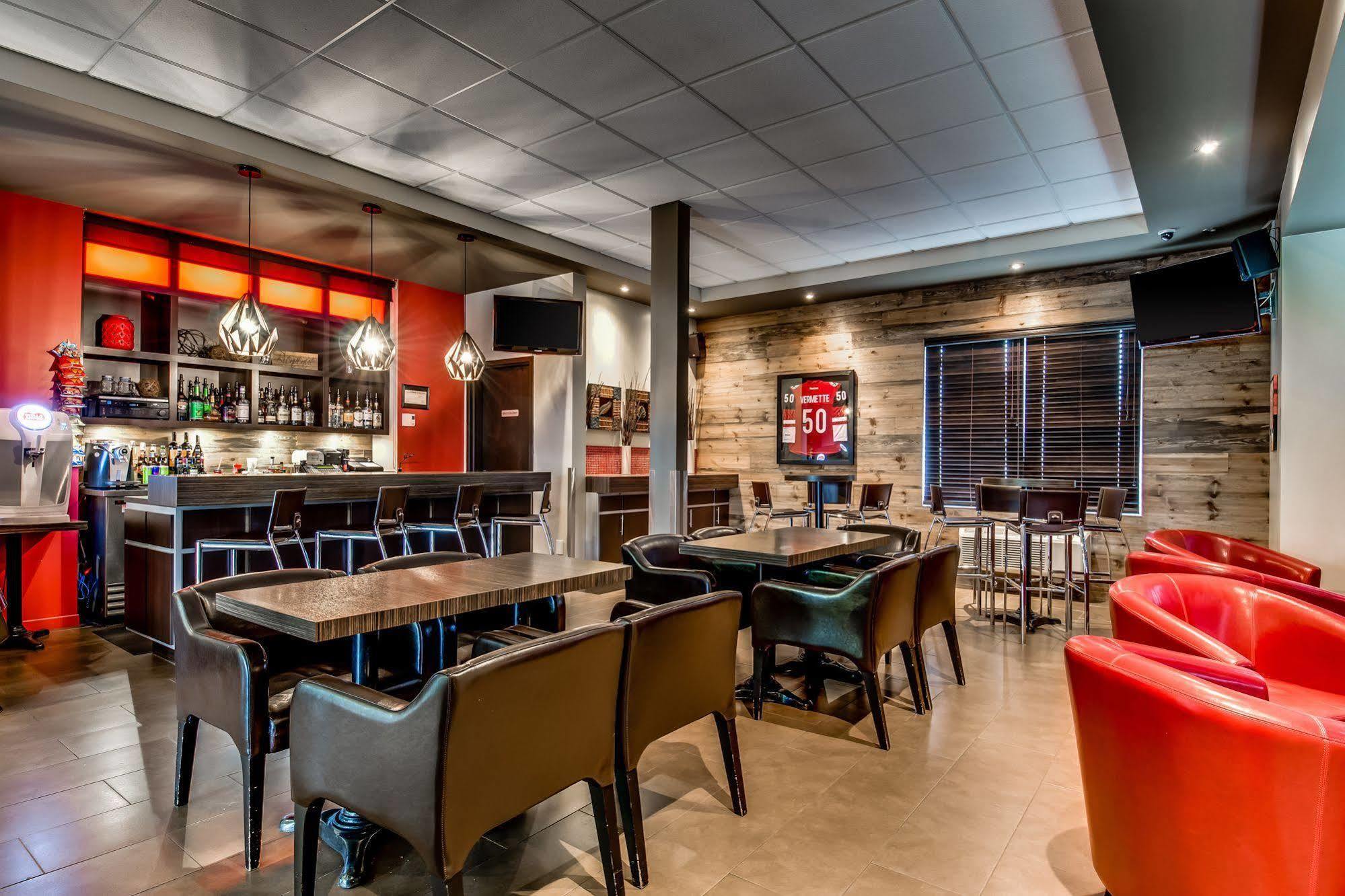 Econo Lodge Inn & Suites Saint Apollinaire Esterno foto