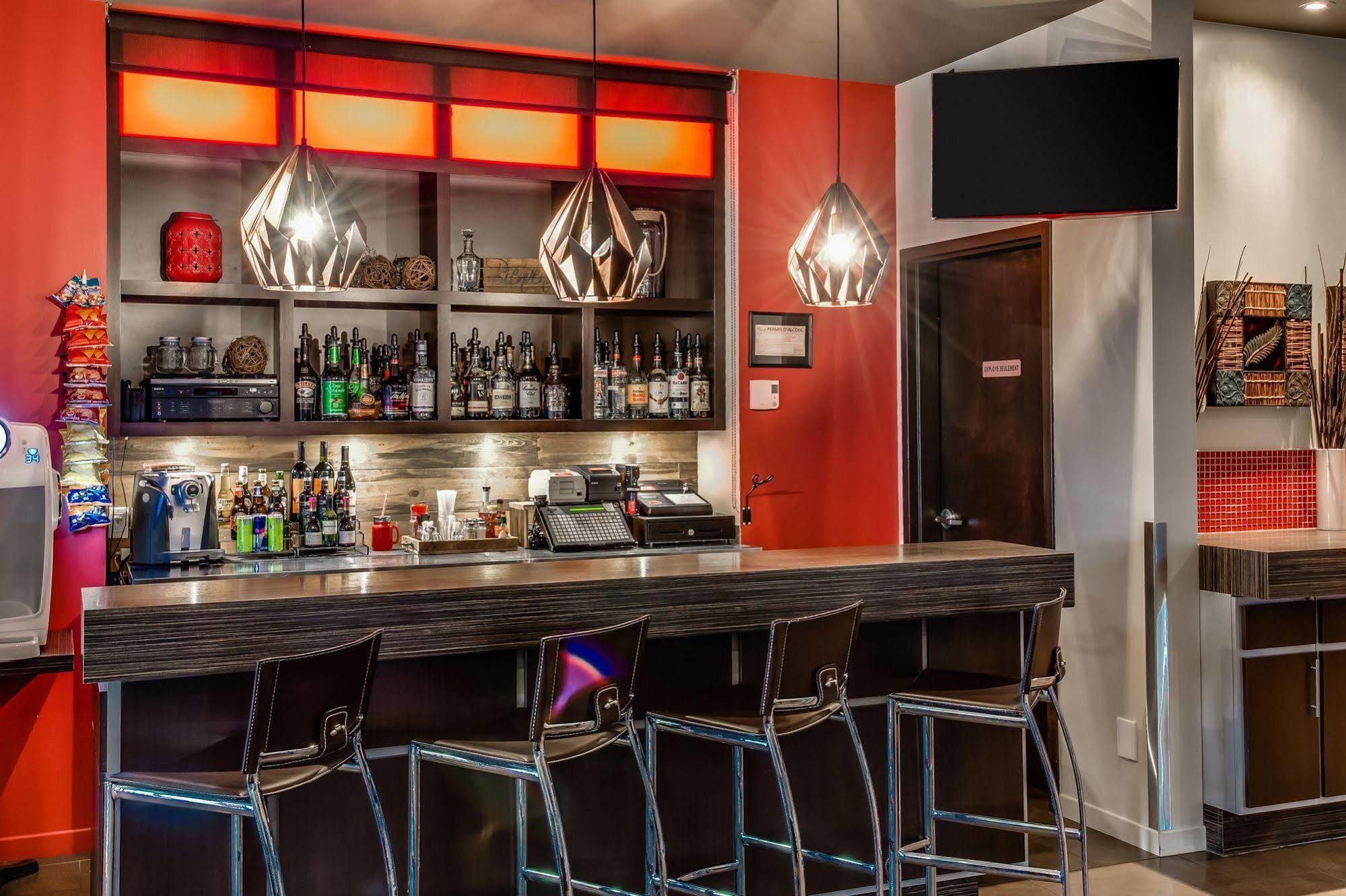 Econo Lodge Inn & Suites Saint Apollinaire Esterno foto