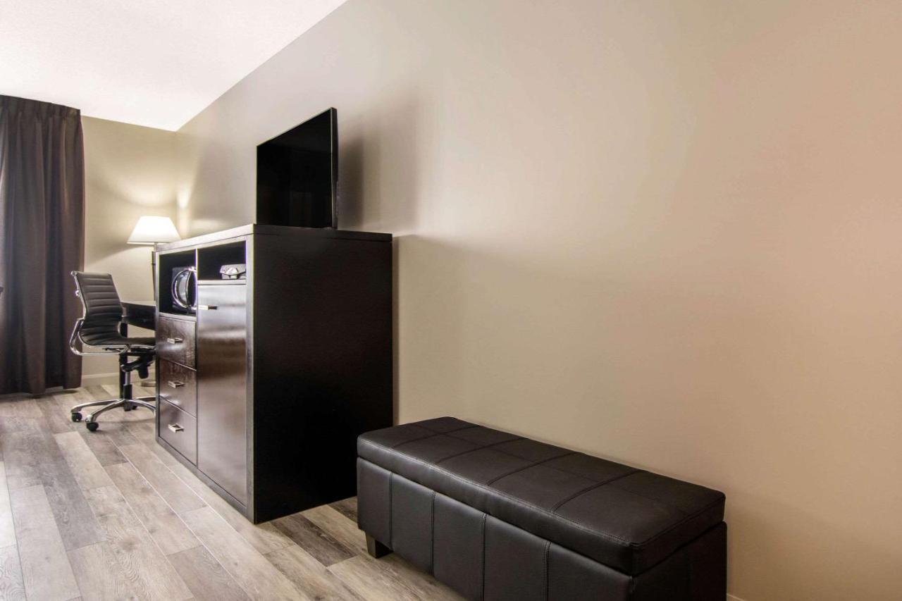 Econo Lodge Inn & Suites Saint Apollinaire Esterno foto