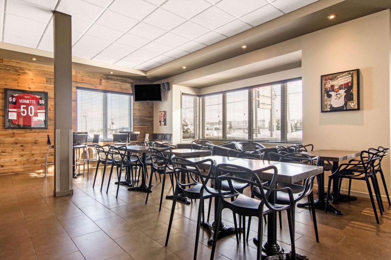 Econo Lodge Inn & Suites Saint Apollinaire Esterno foto