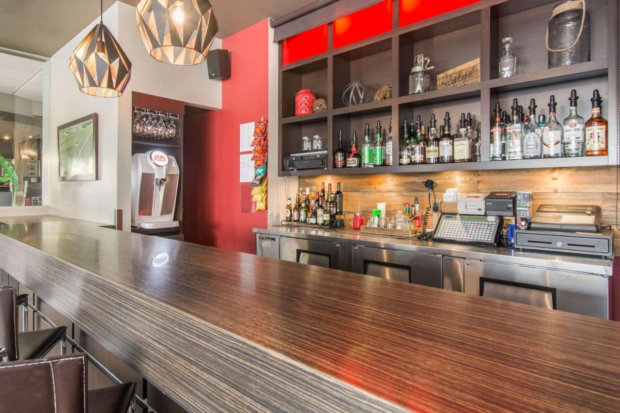 Econo Lodge Inn & Suites Saint Apollinaire Esterno foto