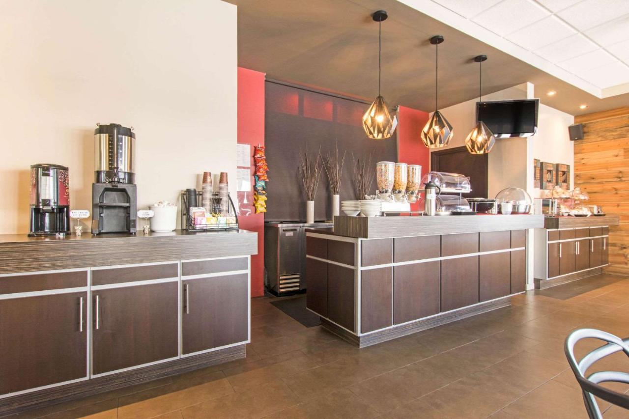 Econo Lodge Inn & Suites Saint Apollinaire Esterno foto