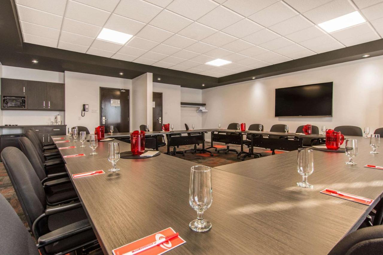 Econo Lodge Inn & Suites Saint Apollinaire Esterno foto
