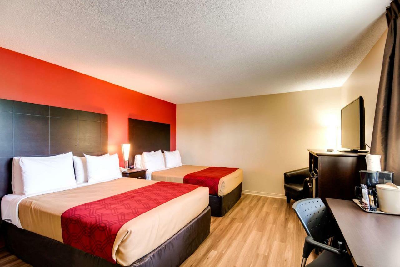 Econo Lodge Inn & Suites Saint Apollinaire Esterno foto