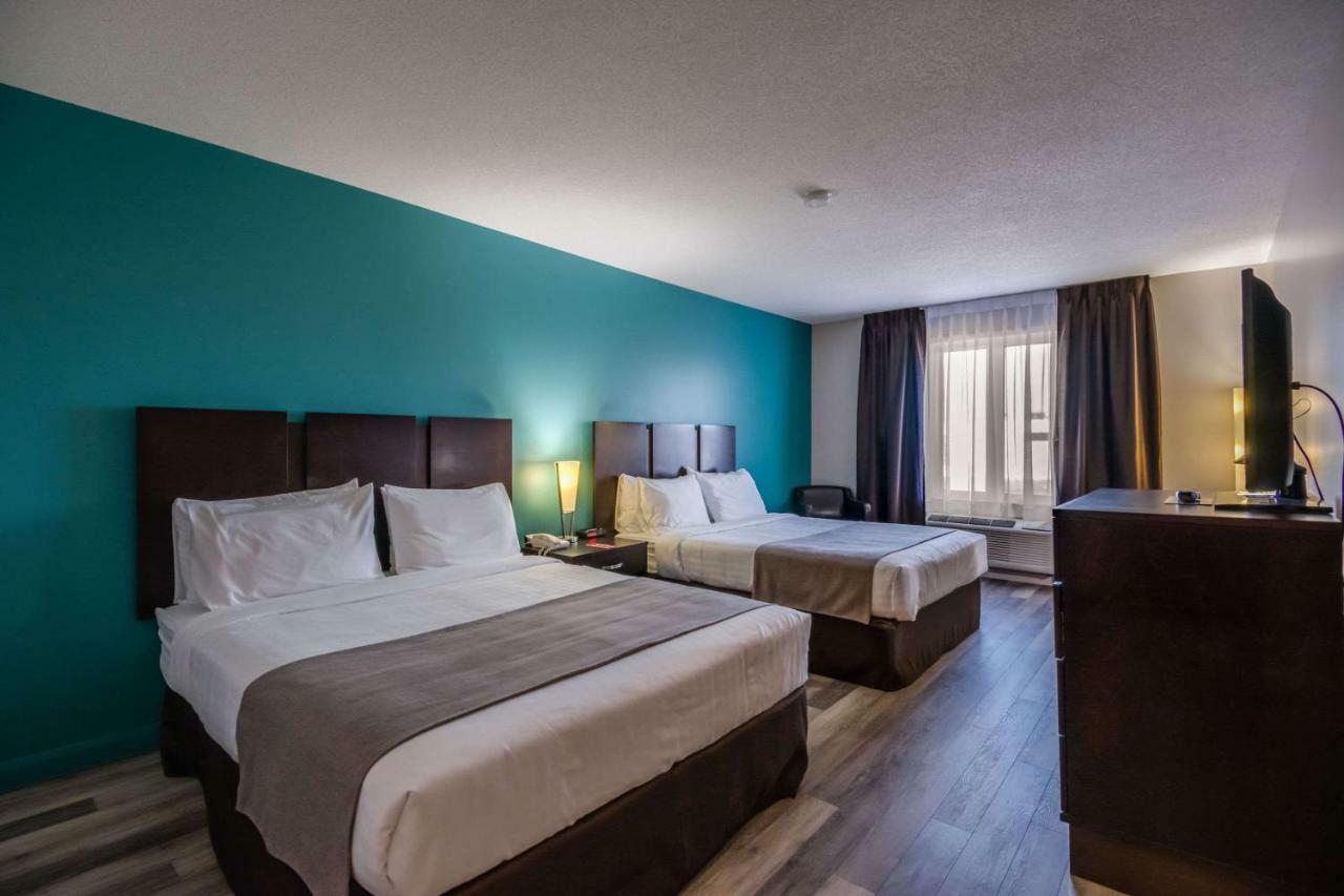 Econo Lodge Inn & Suites Saint Apollinaire Esterno foto
