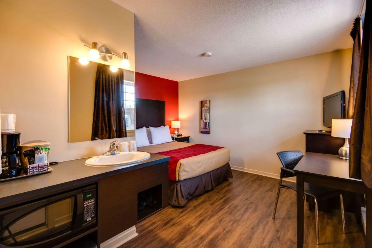 Econo Lodge Inn & Suites Saint Apollinaire Esterno foto