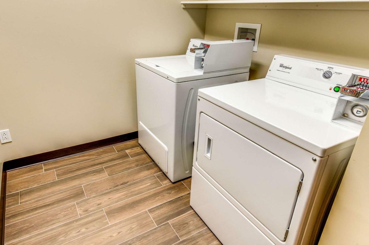 Econo Lodge Inn & Suites Saint Apollinaire Esterno foto