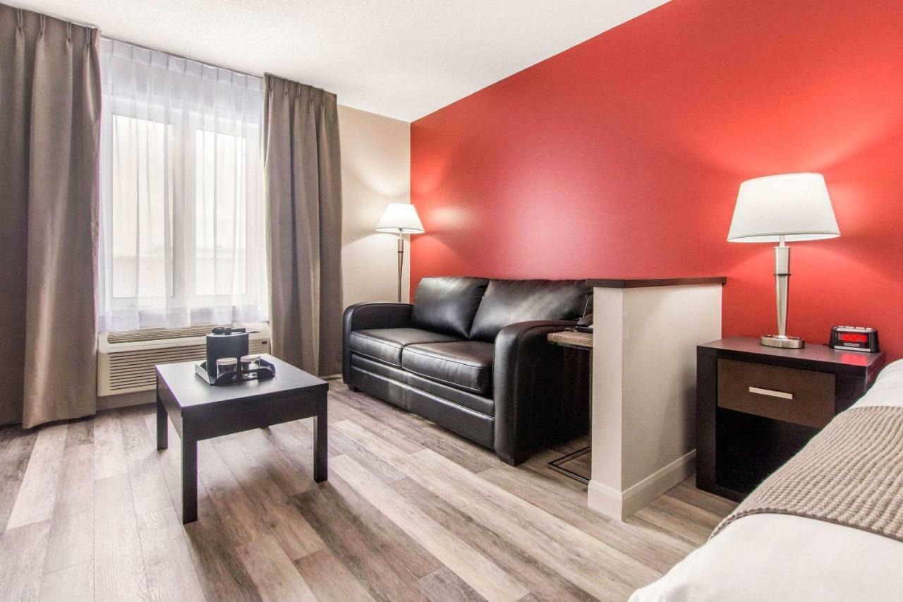 Econo Lodge Inn & Suites Saint Apollinaire Esterno foto