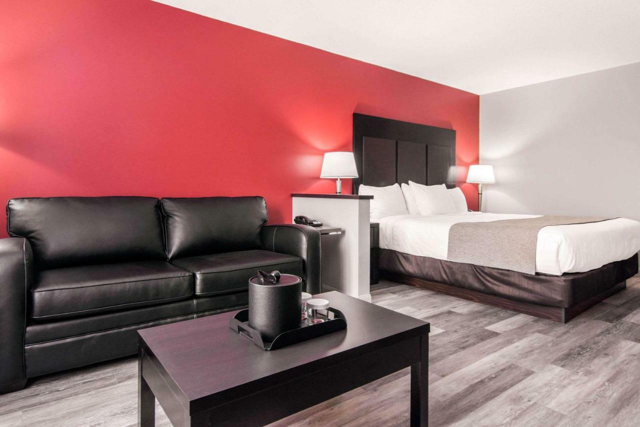 Econo Lodge Inn & Suites Saint Apollinaire Esterno foto